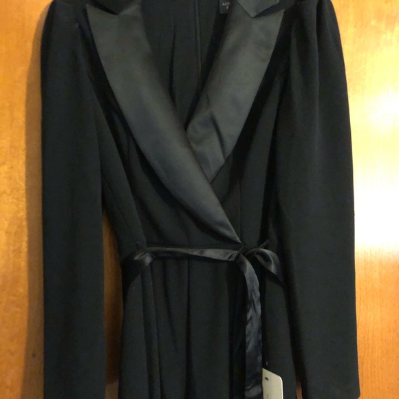 Adrianna Papell- Knit crepe tuxedo jumpsuit! Size 6. Black. - Picture 2 of 6